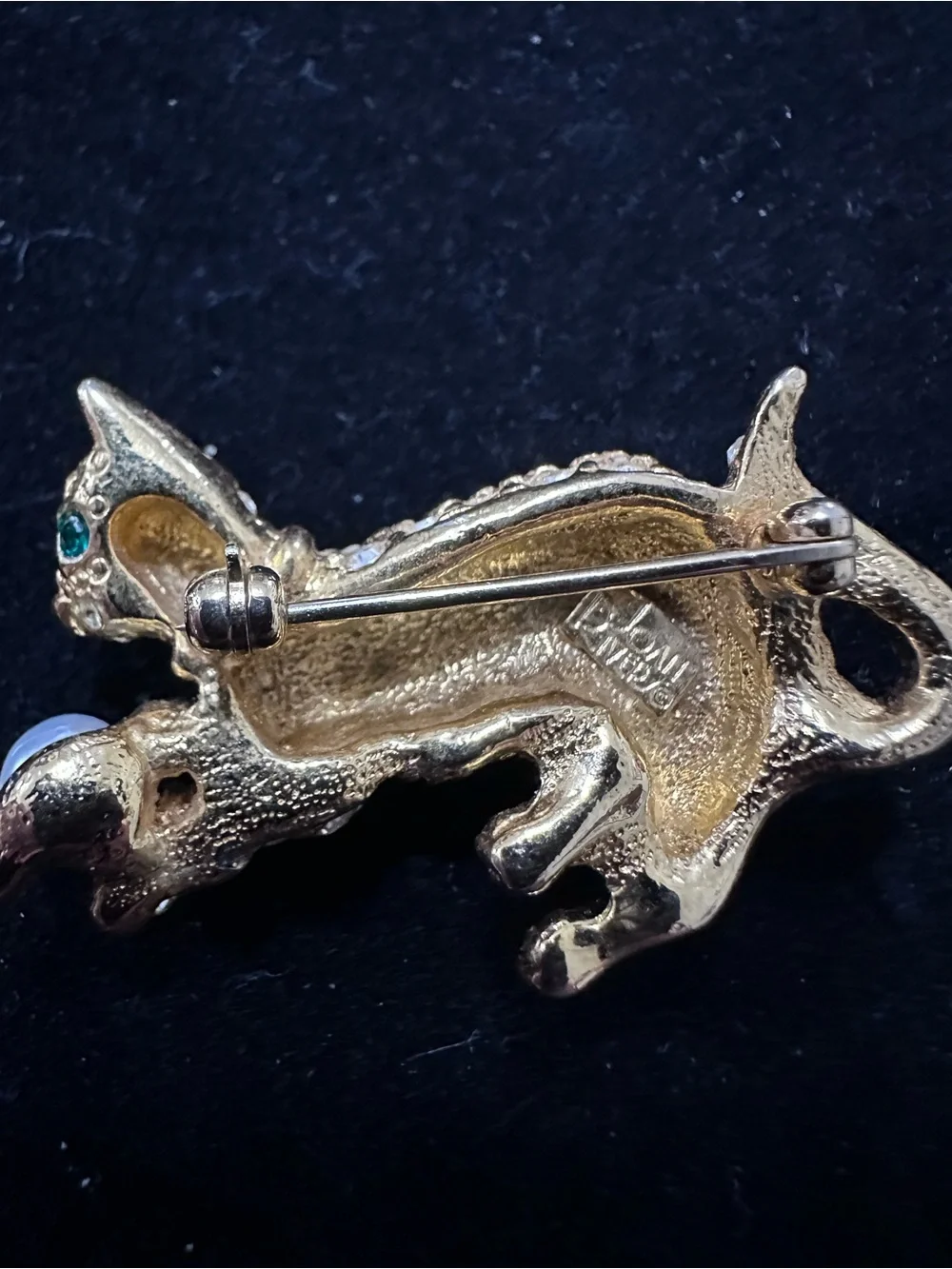 451- Vtge. Joan Rivers cat rhinestone faux pearl gold tone brooch